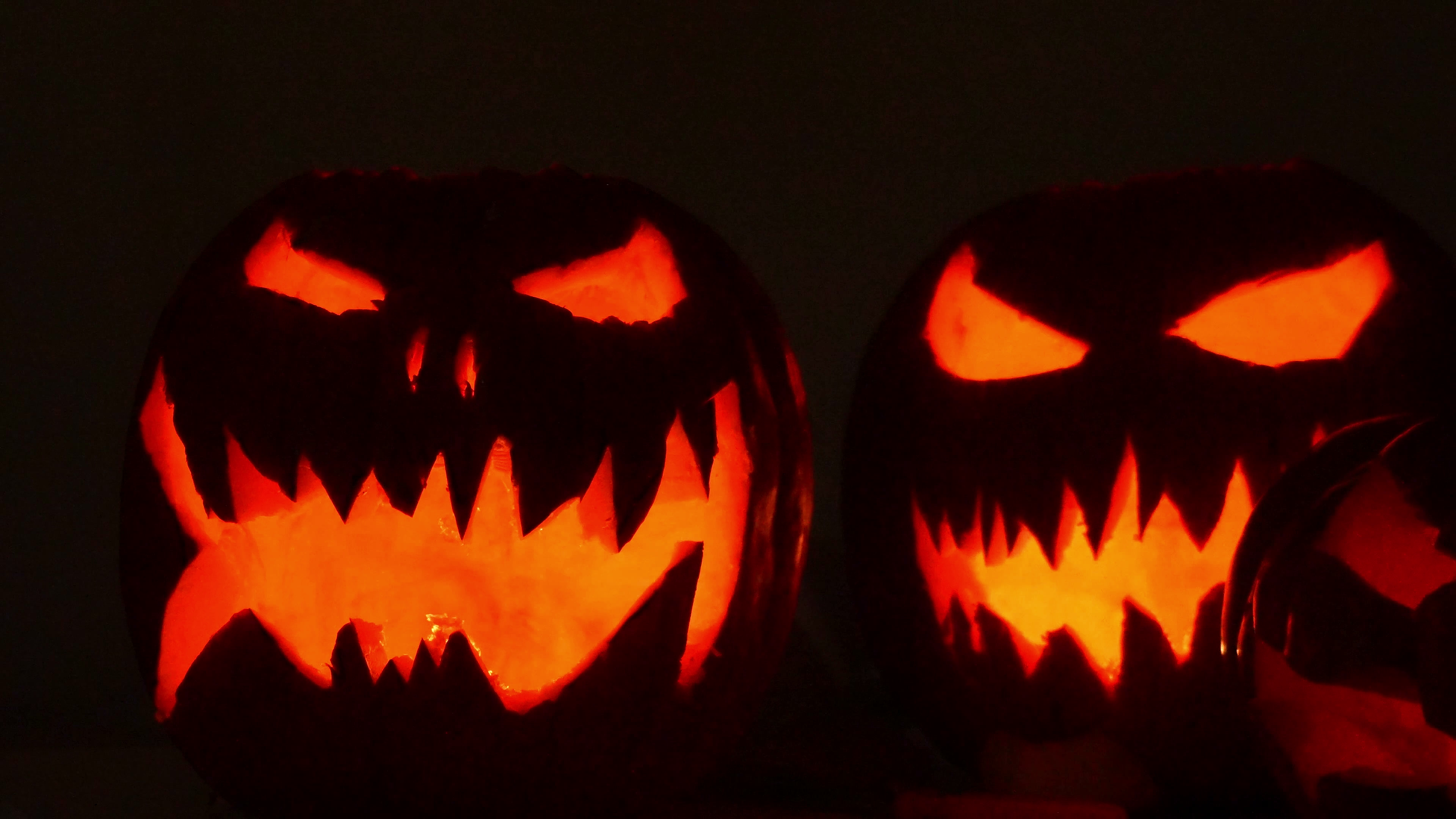 Two jack-o'-lanterns in 4K